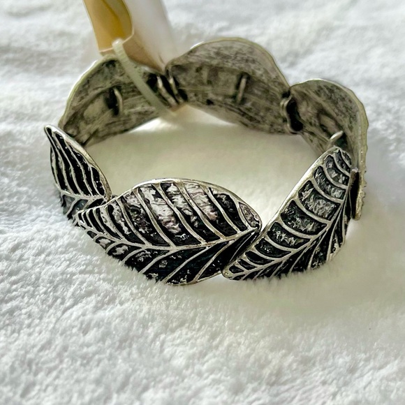 NWT Red Camel Leaf Stretch Bracelet - The Buckle - Picture 2 of 3